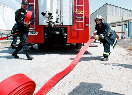 Φωτιά σε συνεργείο αυτοκινήτων στον Ταύρο