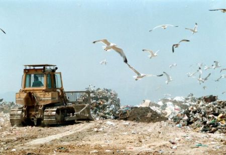 Αναζητώντας χρήσιμα υλικά στα σκουπίδια