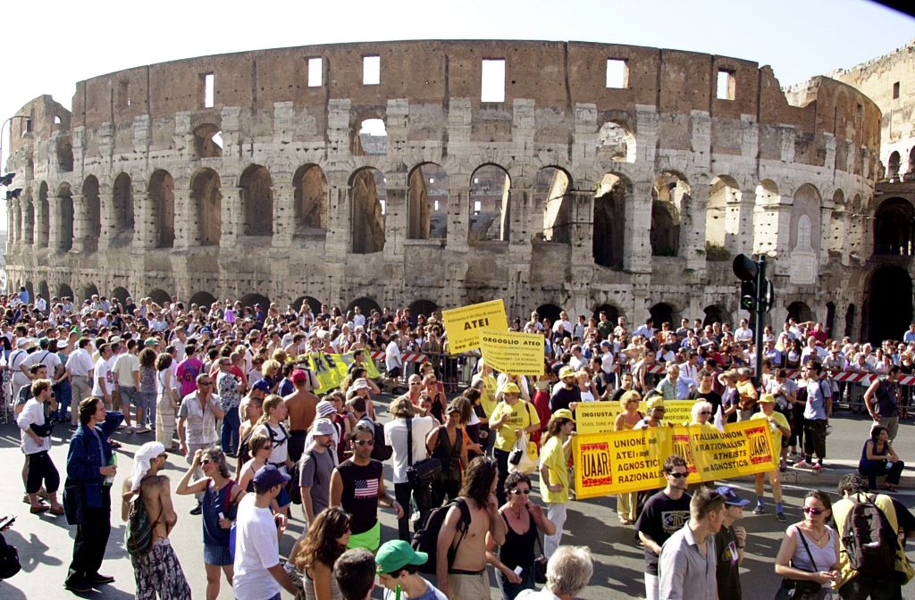 Να τηρήσει τις υποσχέσεις του κάλεσαν τον Ρέντσι οι συμμετέχοντες στο Gay Pride