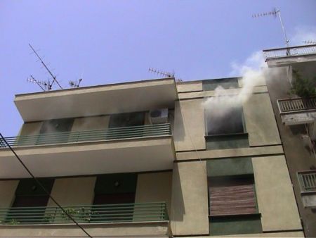 Πετρούπολη: Πατέρας χτύπησε την κόρη του και στη συνέχεια έβαλε φωτιά