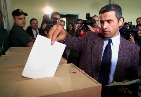 Δικάζονται πέντε Σέρβοι που κατηγορούνται για εγκλήματα πολέμου