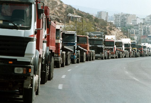 Με απεργία από Δευτέρα προειδοποιούν οι ιδιοκτήτες φορτηγών