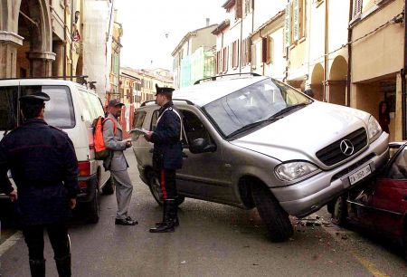 Ιταλία: Μια νεκρή και πέντε τραυματίες από τζιπ που «μπήκε» σε τράπεζα