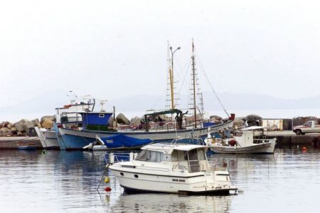 Three dead, two injured after fishing boat runs aground near Ermioni