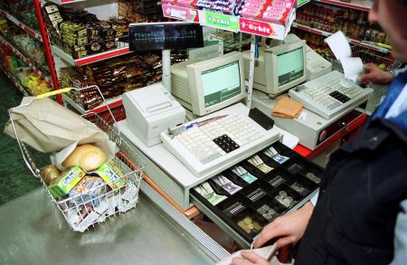 Κατά το ήμισυ θα «μετρά» η αξία των αποδείξεων από σούπερ-μάρκετ και βενζινάδικα