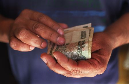 Ισχυρές πιέσεις στα νομίσματα αναδυόμενων οικονομιών