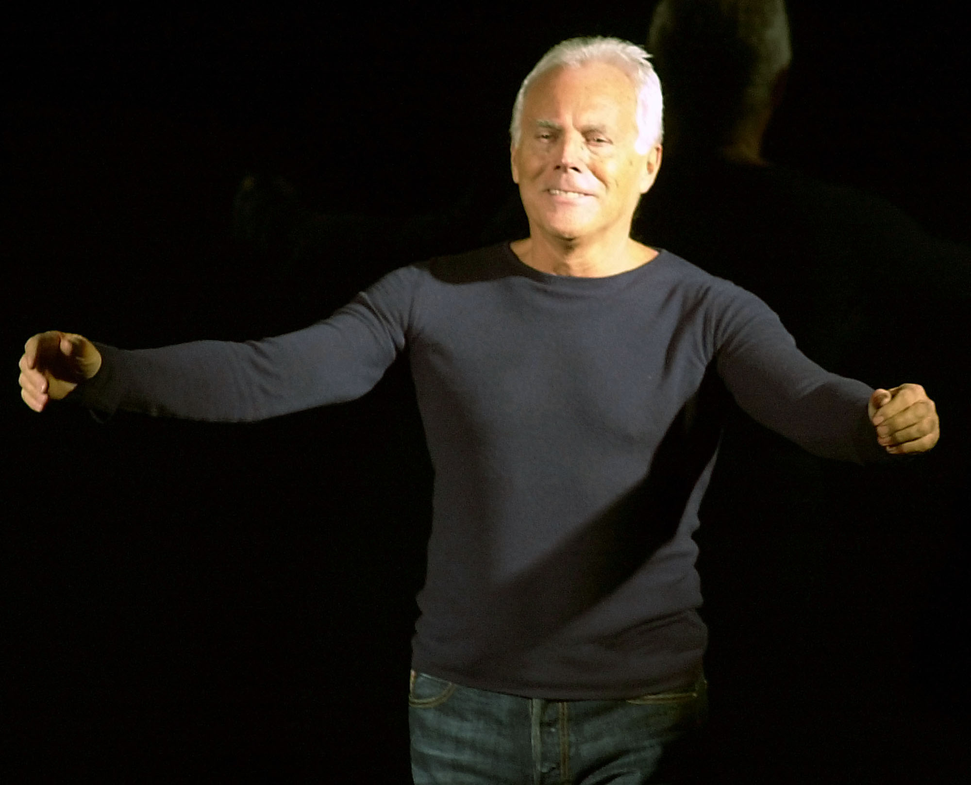 Σίβυλλα alert! Ο Armani δημιουργεί «σάλο» με το λευκό μαγιώ του ενώ ετοιμάζει «απόβαση» στο Ιόνιο