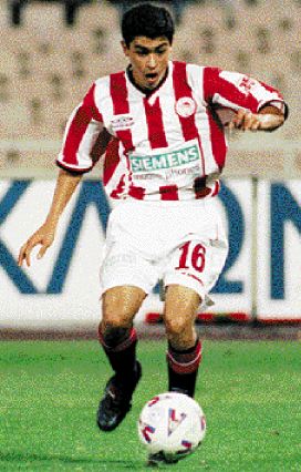 Συμβόλαια υπογεγραμμένα με τα… πόδια