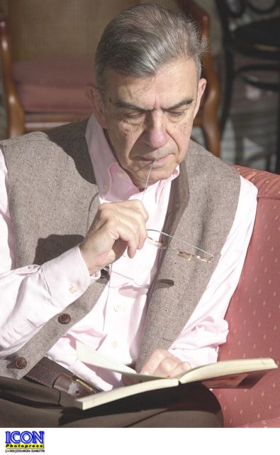 Μένης Κουμανταρέας: Γράφω καλύτερα μετά από ασωτίες και απιστίες