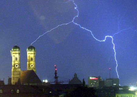 Οικογένεια χτυπήθηκε και επέζησε από κεραυνό στην Γερμανία