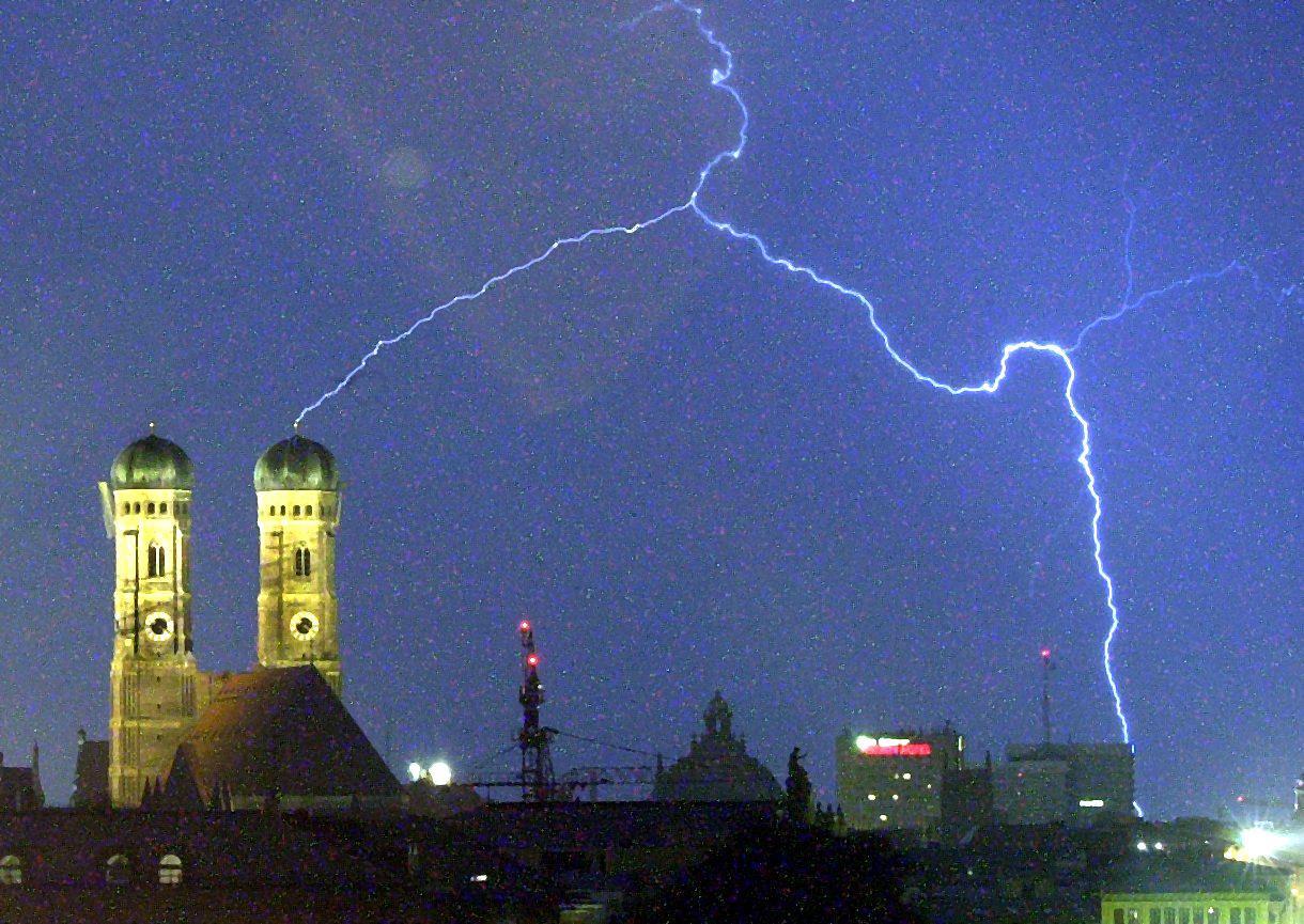 Οικογένεια χτυπήθηκε και επέζησε από κεραυνό στην Γερμανία