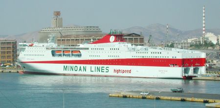 Στον Πειραιά κατέπλευσε πλοίο με αγροτικά προϊόντα από την Κρήτη