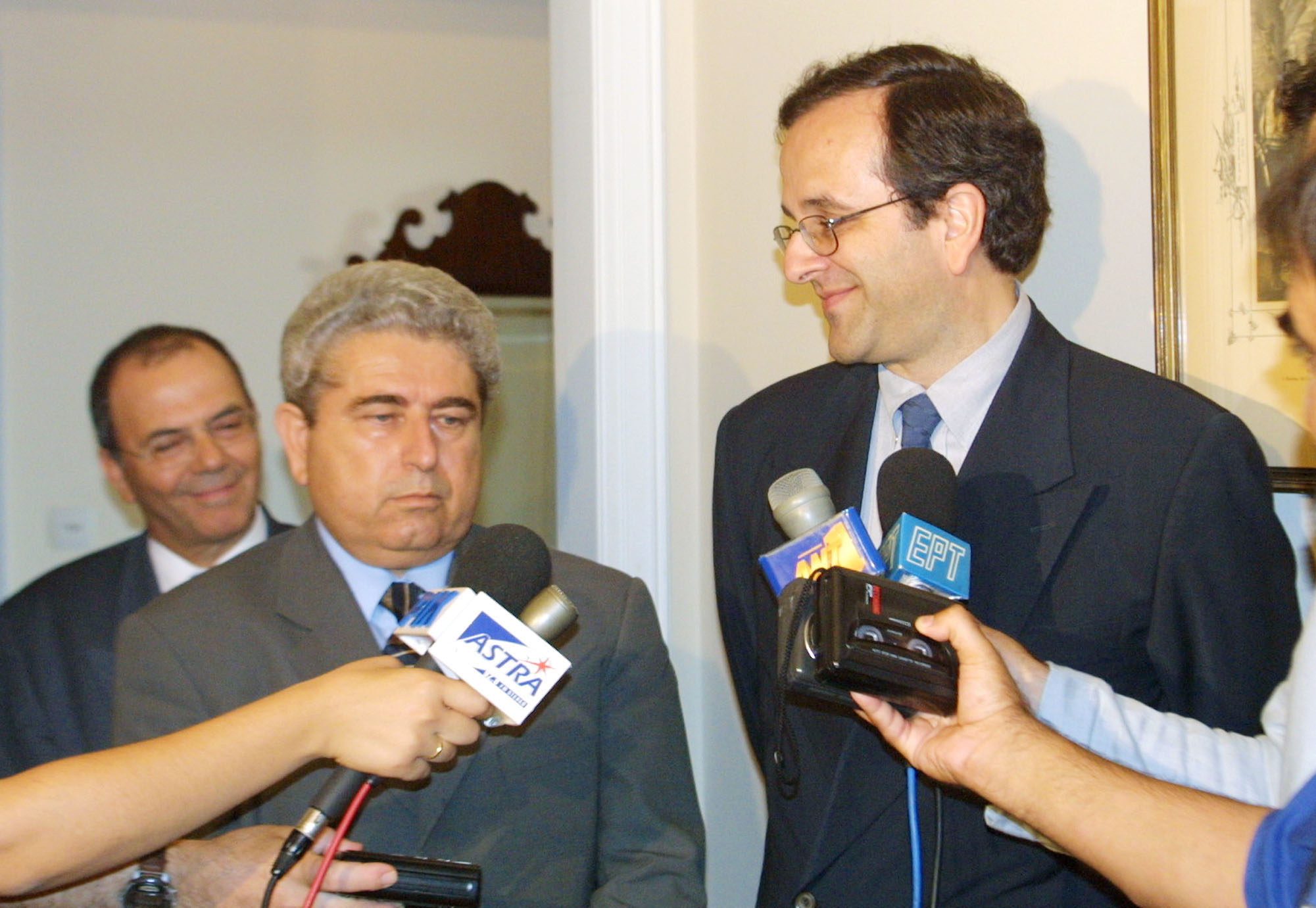 Με τιμές «εν αναμονή πρωθυπουργού» ο Σαμαράς στην Κύπρο
