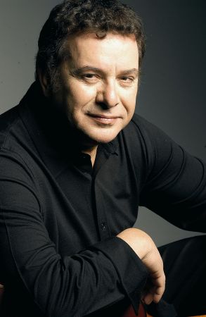 12 ερωτήσεις στον Μανώλη Μητσιά