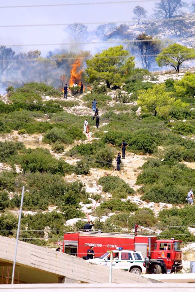 Σε ύφεση η πυρκαγιά που ξέσπασε νωρίτερα στο Μενίδι