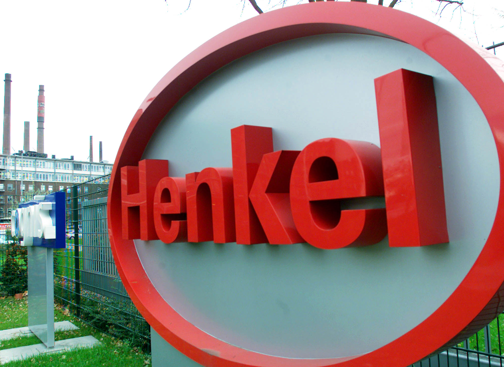 «Δεν ζήτησαμε νέες μειώσεις μισθών» λέει και η Henkel Hellas