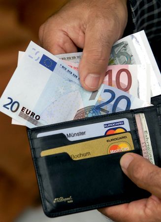 Τεράστια παραμένει η χρήση μετρητών στην Ελλάδα