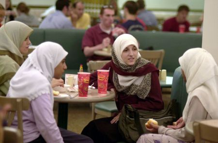 Η τουρκική κυβέρνηση «φέρνει» τη μαντήλα στα σχολεία