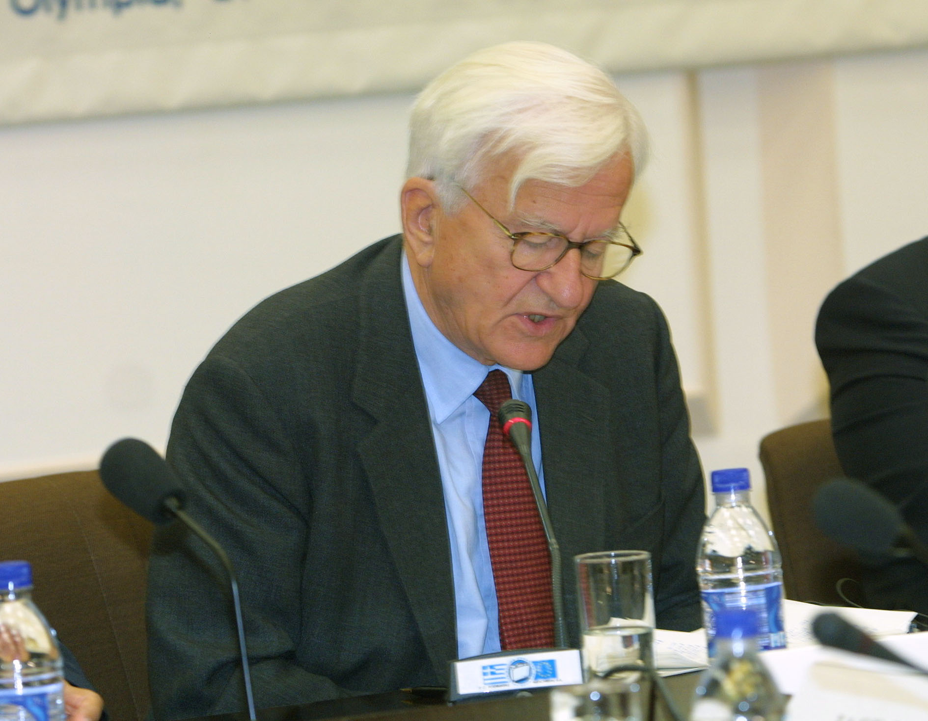 Ρίχαρντ φον Βαϊτσζέκερ: «Από πού αντλούμε το δικαίωμα να χλευάζουμε τους ‘Ελληνες;»