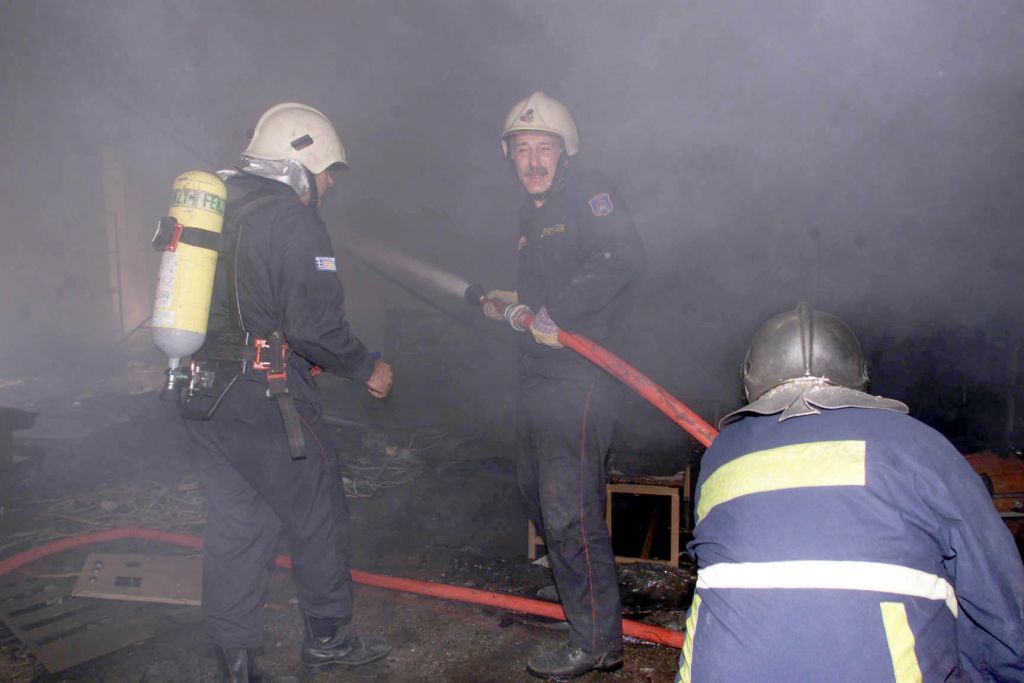 Υπό μερικό έλεγχο πυρκαγιά σε βιοτεχνία στο Μεταξουργείο