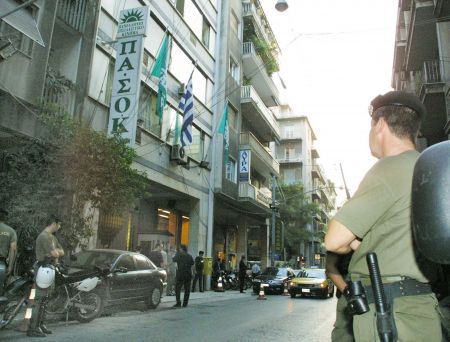 Επίθεση με μολότοφ κατά των ΜΑΤ στη Χ. Τρικούπη