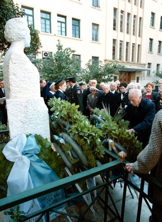 Βεβηλώθηκε η προτομή της Λέλας Καραγιάννη στα Εξάρχεια