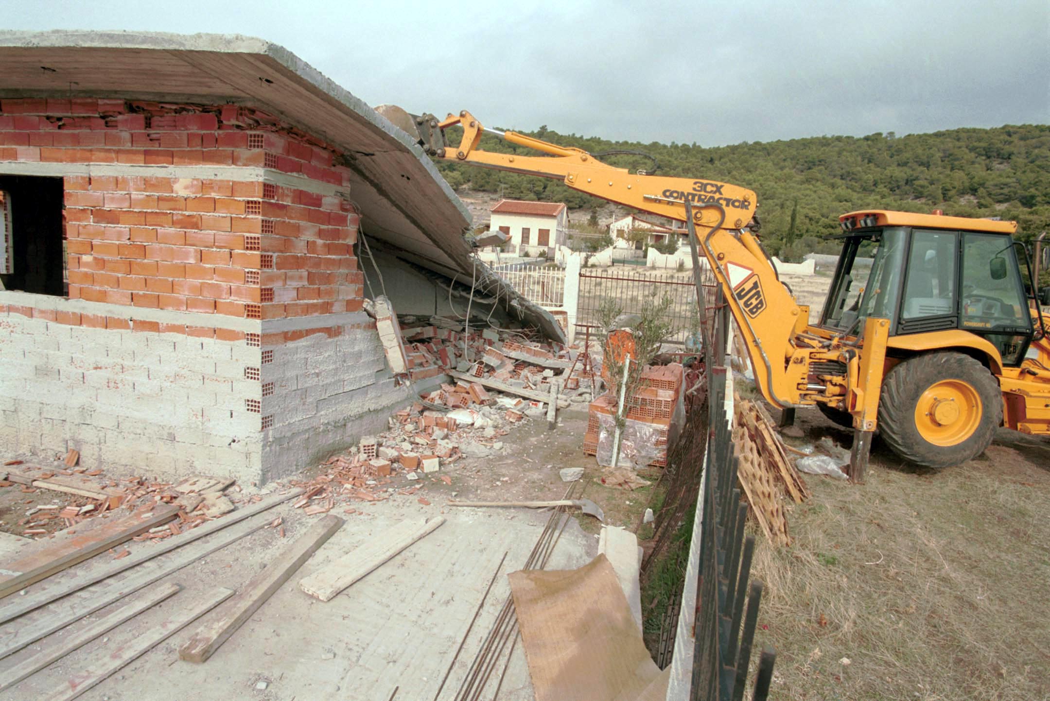 Η κυβέρνηση αποκλείει νομιμοποίηση αυθαίρετων