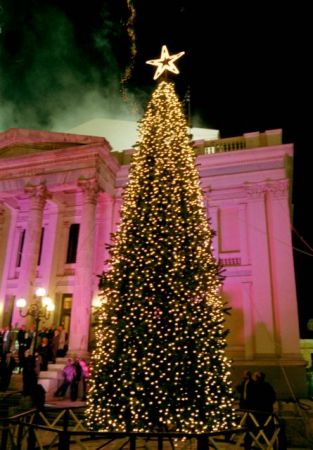 Πειραιάς: Αρχίζουν οι εορταστικές εκδηλώσεις με τη φωταγώγηση του χριστουγεννιάτικου δέντρου