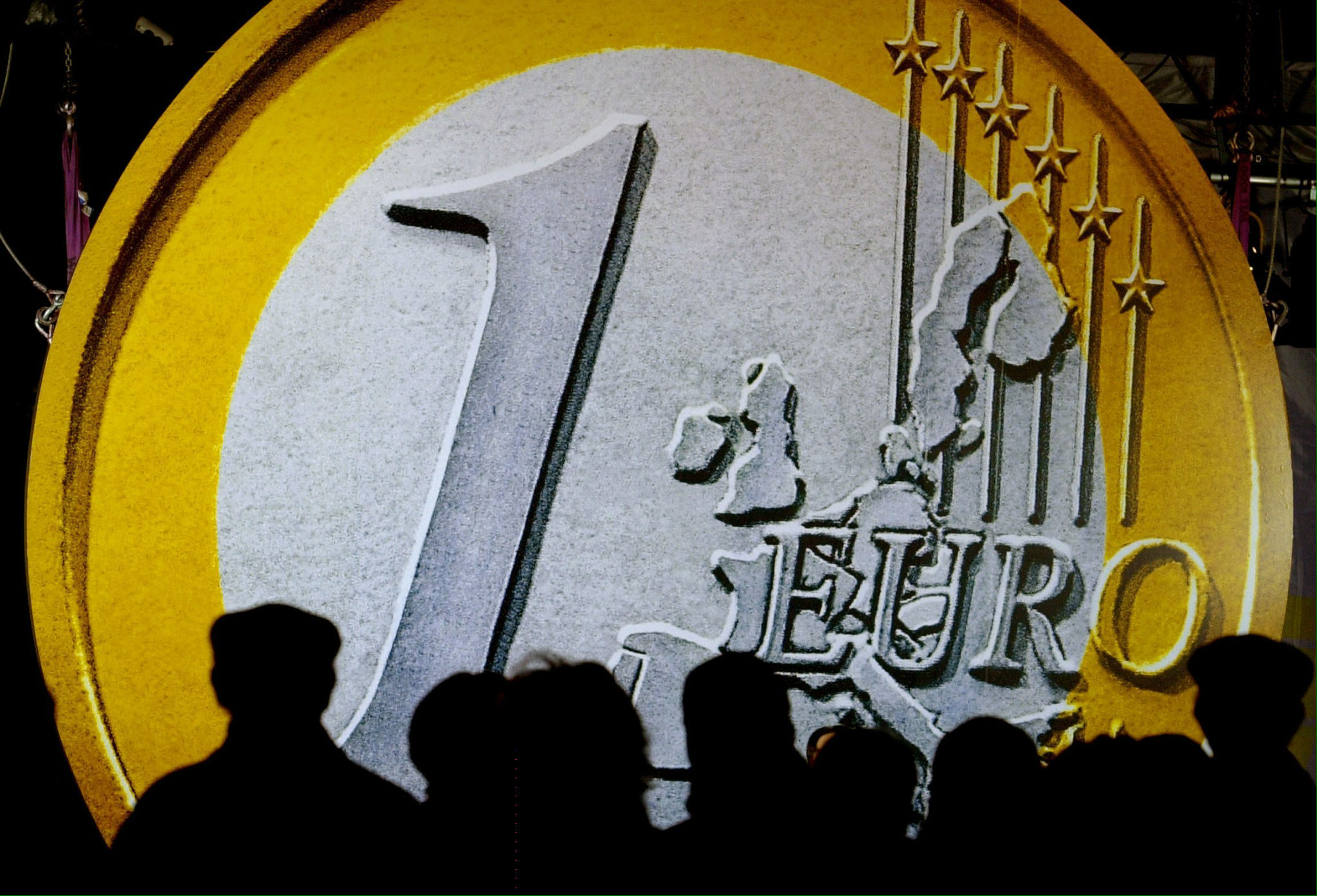 Στο χαμηλότερο επίπεδο διετίας κατρακυλάει το ευρώ