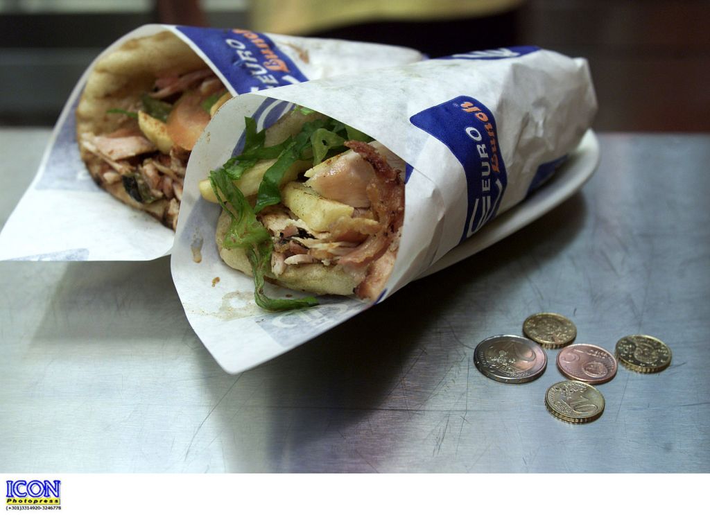 Ενας Ελληνας ταΐζει σουβλάκια τους Αγγλους