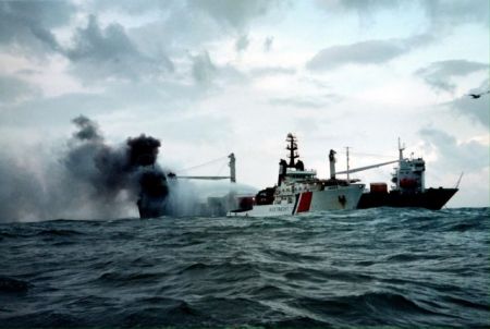 Προσπάθησαν να κάψουν εν πλω πάνω από 10 τόνους χασίς