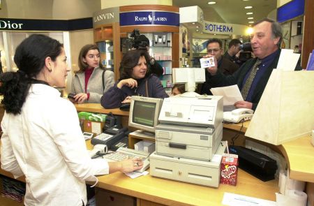 Μπαράζ 316.000 ελέγχων από εφορίες και τελωνεία