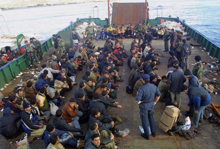 Σύροι πρόσφυγες διαμαρτύρονται γιατί σταματά η σίτισή τους, στα Χανιά