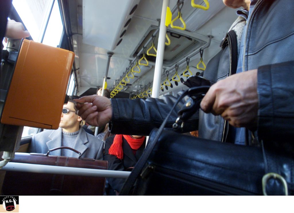 Απόστρατος αστυνομικός απείλησε ελεγκτή λεωφορείου με όπλο