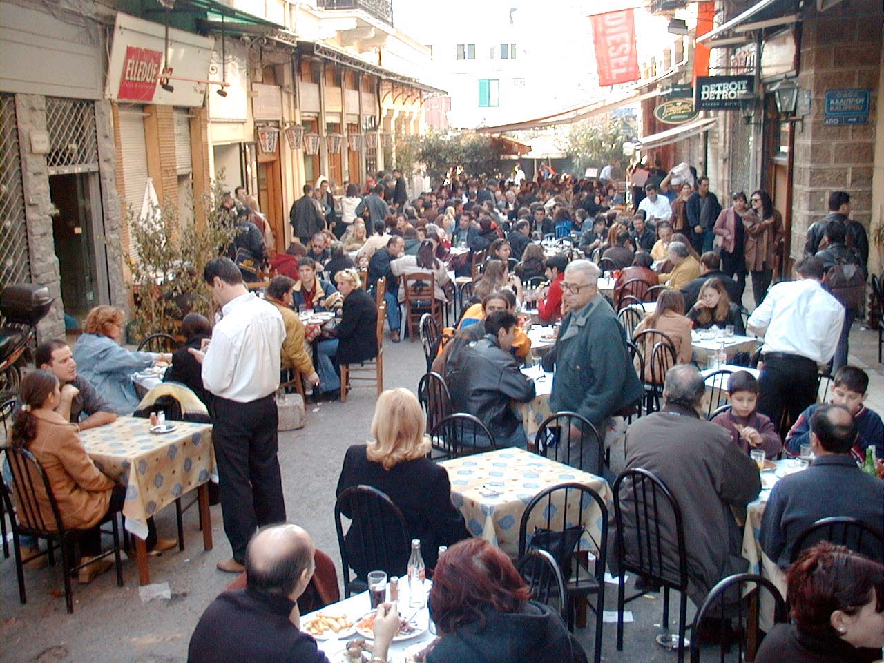 Hellastat: Συρρικνώνεται ο κλάδος μαζικής εστίασης