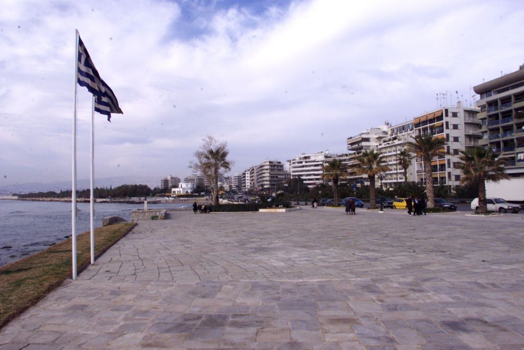 Αυτοκίνητο με τον οδηγό του βούτηξε στη θάλασσα στο Π. Φάληρο