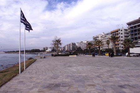 Αυτοκίνητο με τον οδηγό του βούτηξε στη θάλασσα στο Π. Φάληρο