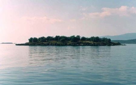 Ανθρώπινο κρανίο και οστά σε νησάκι στη Φωκίδα