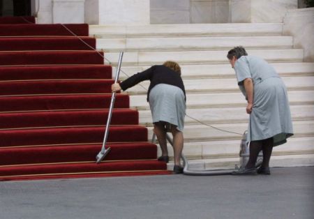 Automatic extension of fixed-term contracts for cleaning services