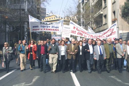 ΠΟΕΣΥ: Απεργίες διαρκείας για το αγγελιόσημο