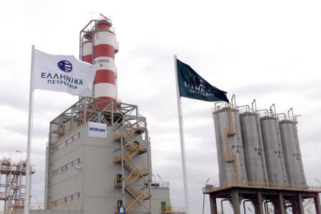 Reuters: Η κυβέρνηση εξετάζει την πώληση πλειοψηφικού ποσοστού στα ΕΛΠΕ