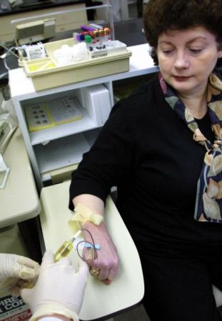 Αυξάνεται η συμμετοχή ασφαλισμένων στις εργαστηριακές εξετάσεις