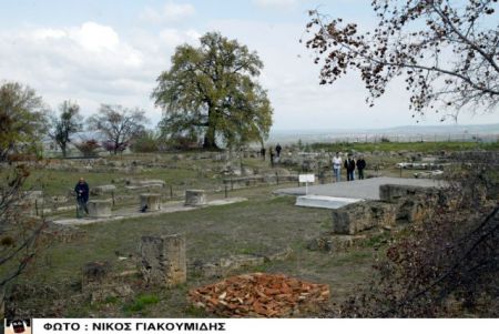 Λύνεται το «μυστήριο» με την Αφρικανή που… ψεκάζει αγάλματα