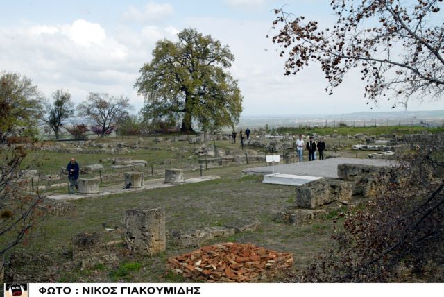 Λύνεται το «μυστήριο» με την Αφρικανή που… ψεκάζει αγάλματα