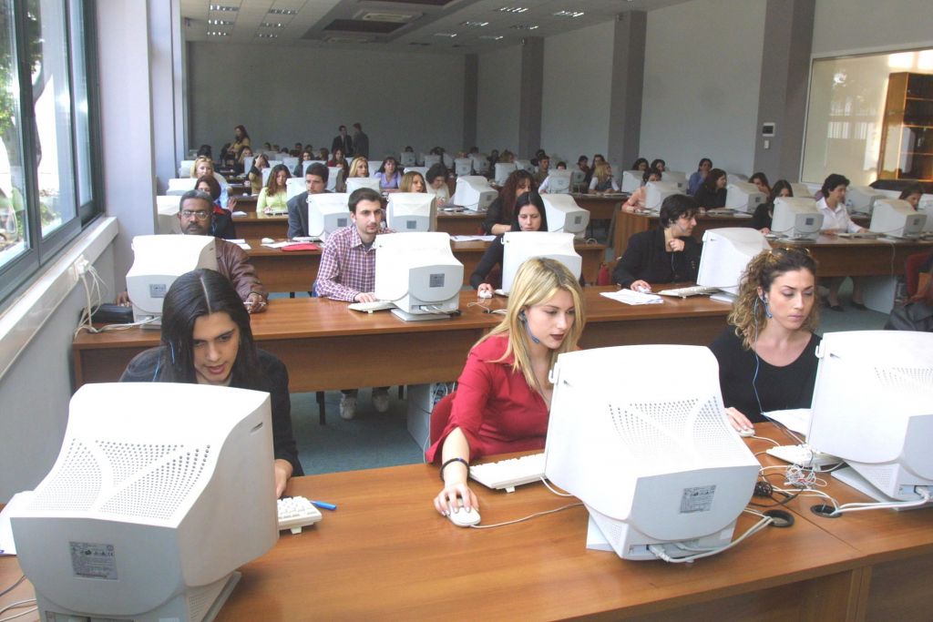 ΕΛΣΤΑΤ: Εως 49 ώρες την εβδομάδα εργάζονται οι Ελληνες