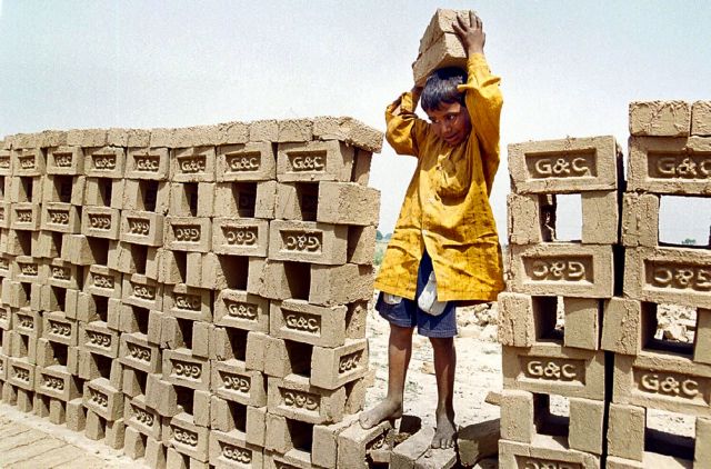 Διακόσια παιδιά – δούλοι διασώθηκαν από εργοστάσιο στην Ινδία