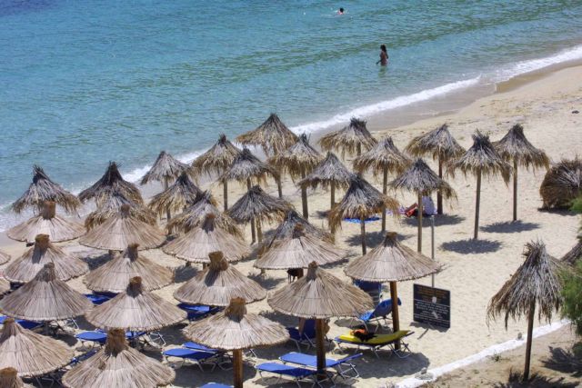 Δεν… παίζει στις παραλίες το υπουργείο Περιβάλλοντος