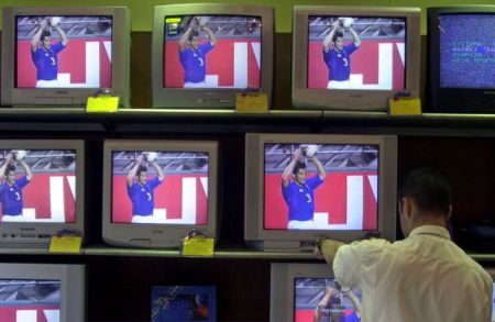 Τα κινητά έπεσαν, οι τηλεοράσεις ανέβηκαν