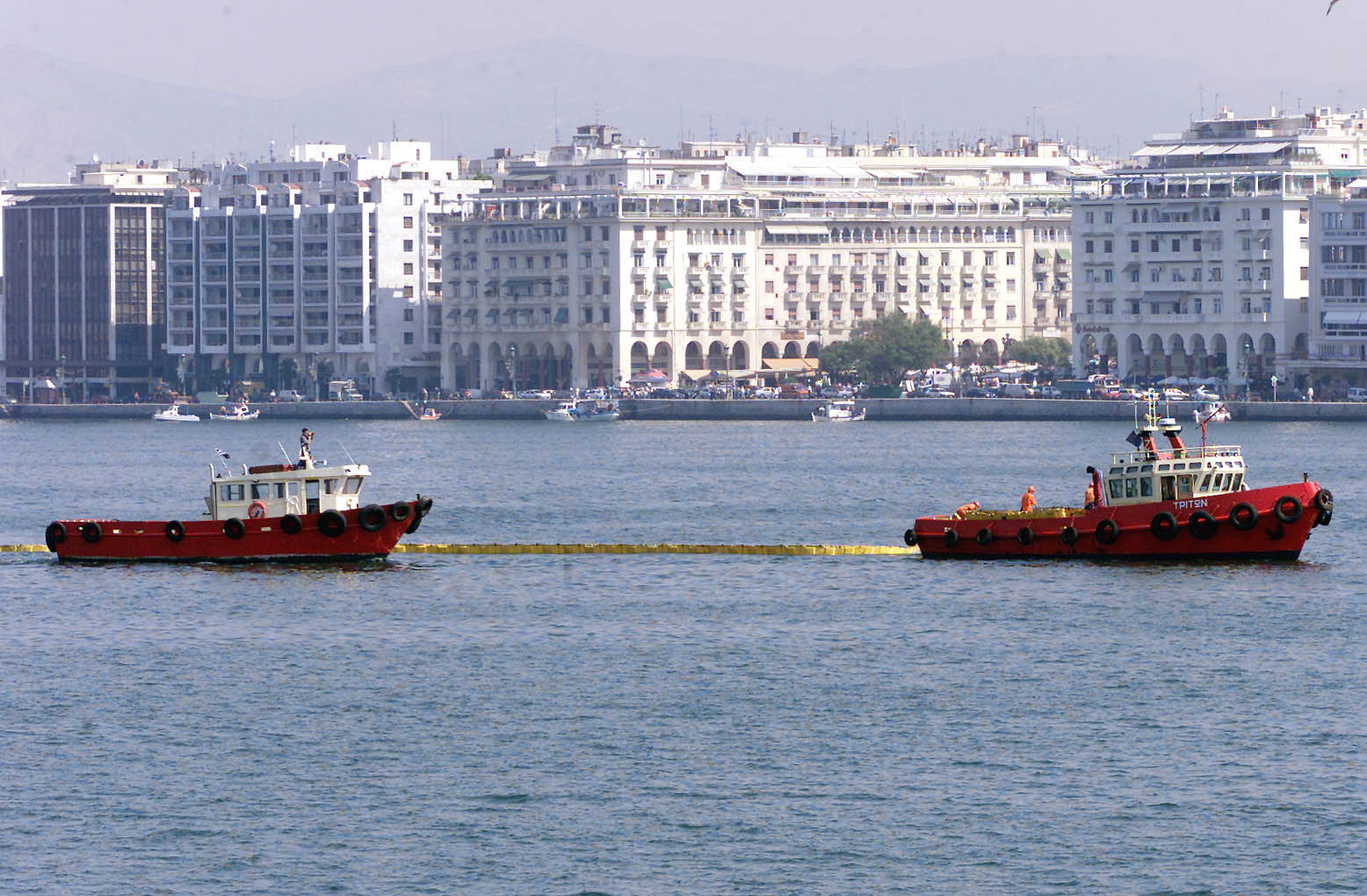 Θεσσαλονίκη: Ξεκίνησε ο καθαρισμός της επιφάνειας του Θερμαϊκού