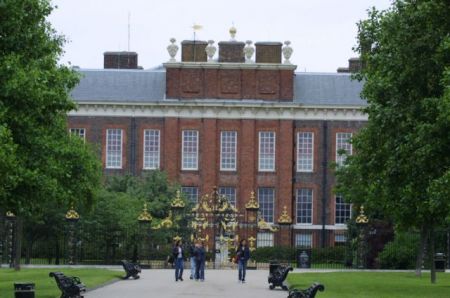 Άνδρας αυτοπυρπολήθηκε έξω από το παλάτι του Κένσινγκτον